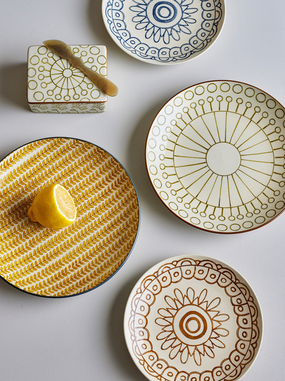 Maple Teller, Gelb, Steingut in Gelb präsentiert im Onlineshop von KAQTU Design AG. Teller ist von Creative Collection