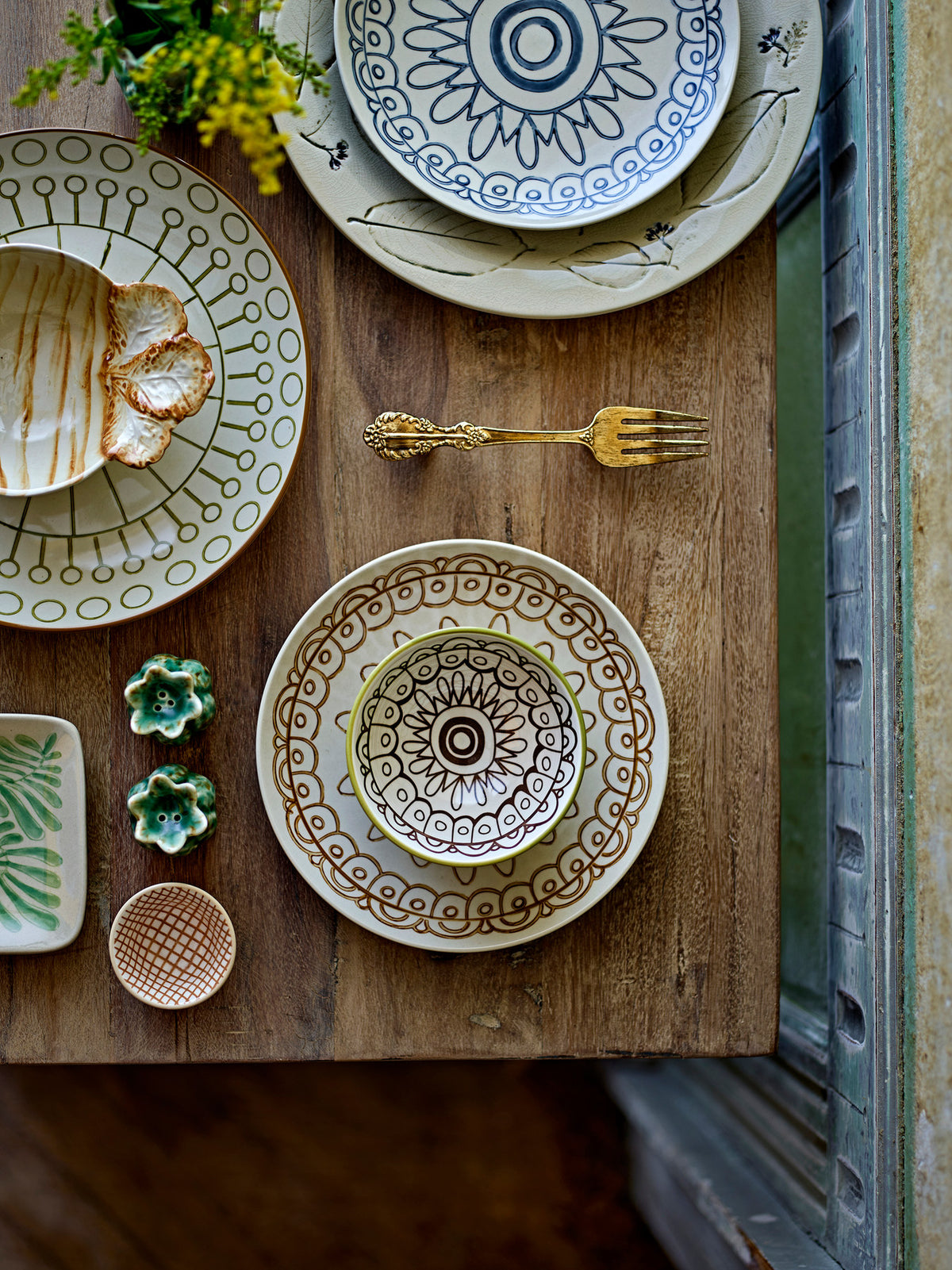 Maple Teller, Grün, Steingut in Grün präsentiert im Onlineshop von KAQTU Design AG. Teller ist von Creative Collection