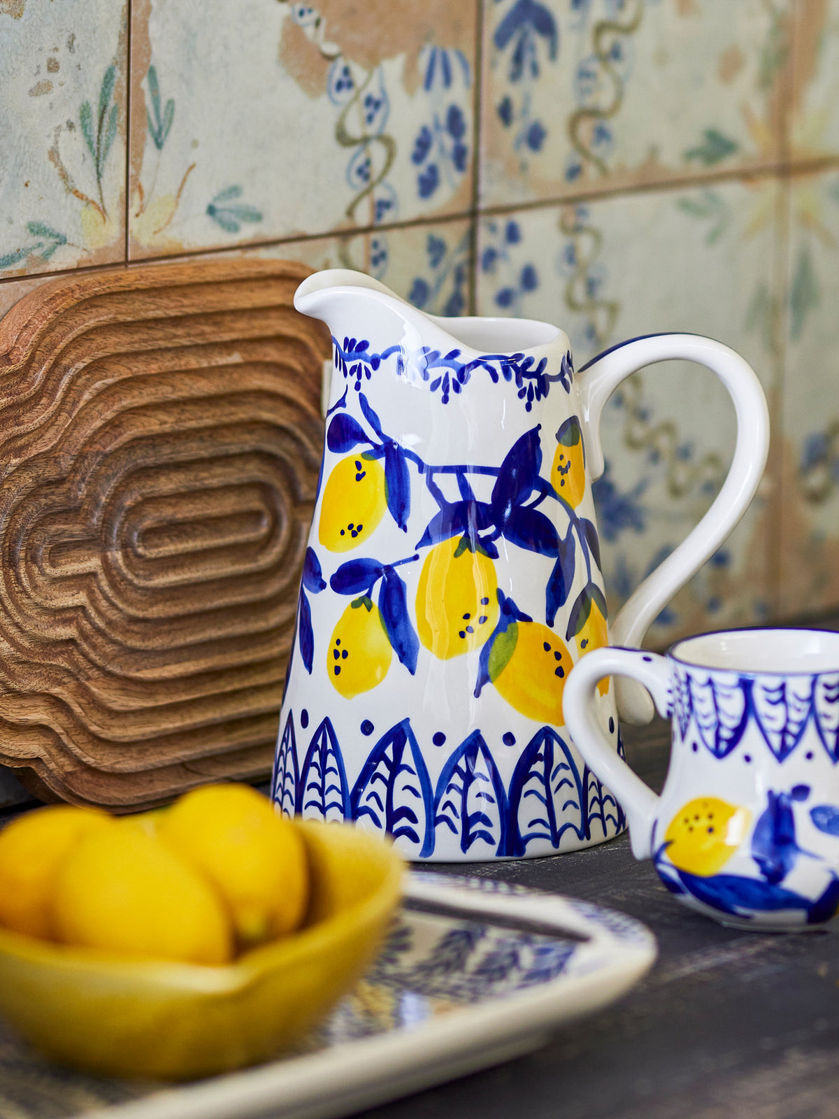 Maxima Krug, Blue, Steingut in Blau präsentiert im Onlineshop von KAQTU Design AG. Wasserkrüge ist von Creative Collection