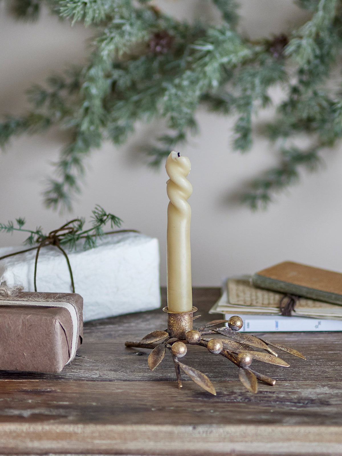Mirabel Kerzenhalter, Gold, Metall in Gold präsentiert im Onlineshop von KAQTU Design AG. Kerzenständer ist von Bloomingville