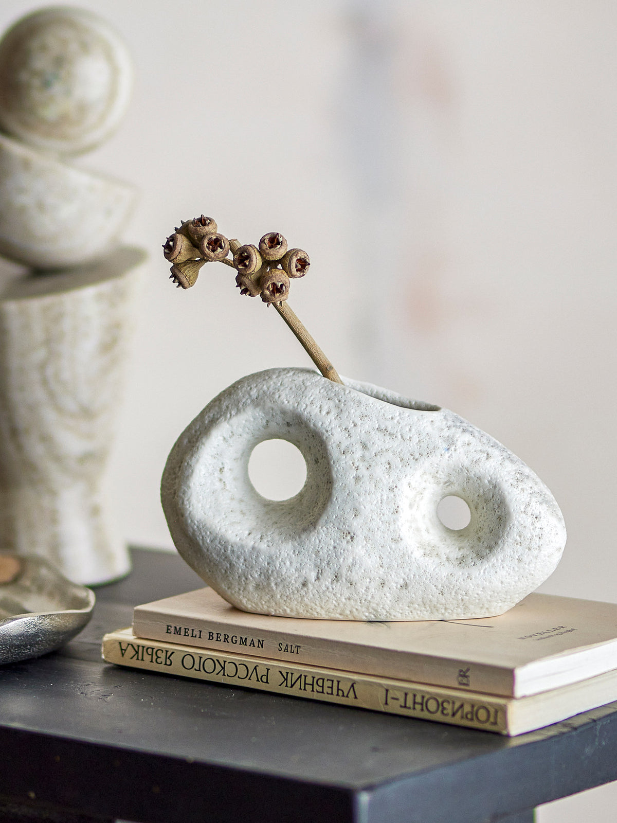 Caia Vase, Weiss, Steingut in Weiss präsentiert im Onlineshop von KAQTU Design AG. Vase ist von Bloomingville