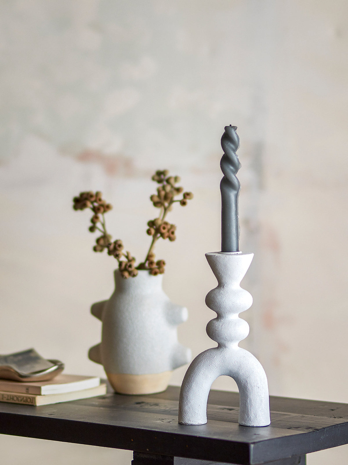 Syra Kerzenhalter, Weiss, Polyresin in Weiss präsentiert im Onlineshop von KAQTU Design AG. Kerzenständer ist von Bloomingville