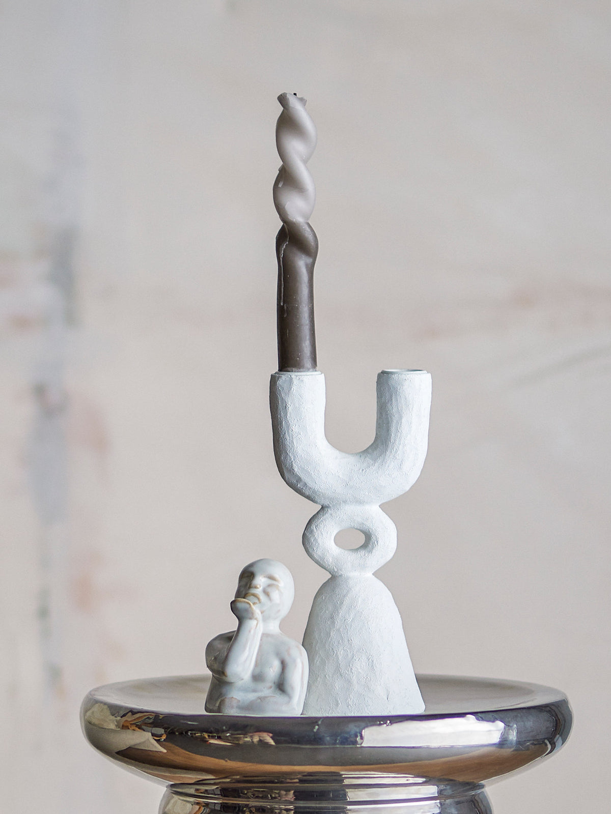 Syra Kerzenhalter, Weiss, Polyresin in Weiss präsentiert im Onlineshop von KAQTU Design AG. Kerzenständer ist von Bloomingville