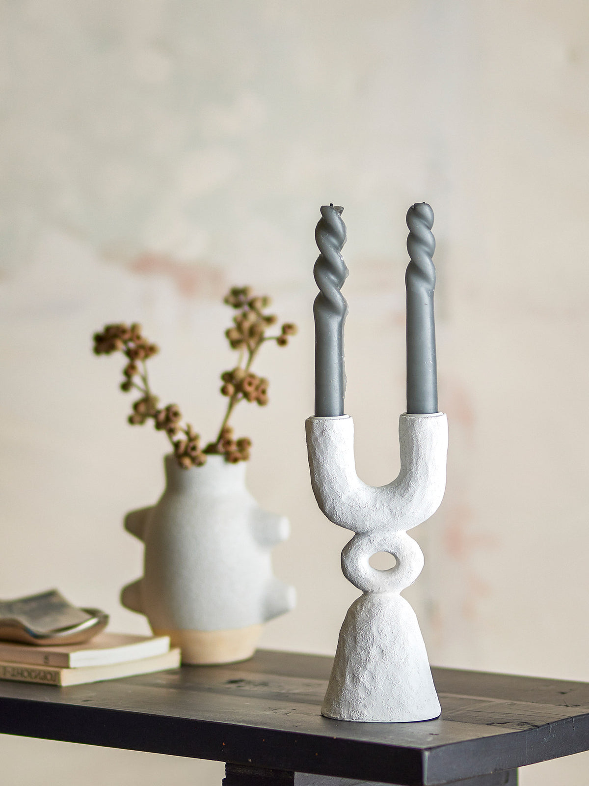 Syra Kerzenhalter, Weiss, Polyresin in Weiss präsentiert im Onlineshop von KAQTU Design AG. Kerzenständer ist von Bloomingville