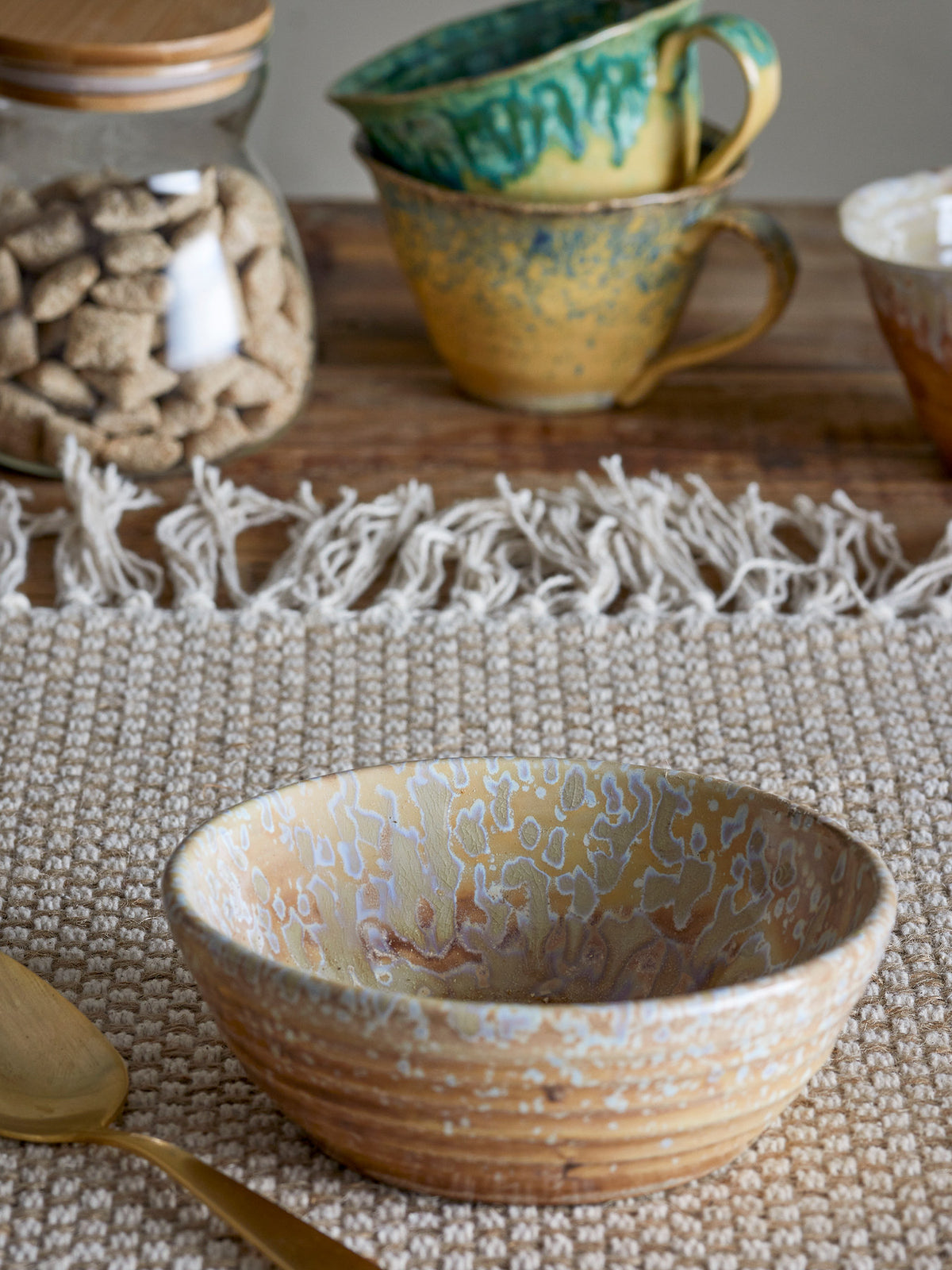 Runde Schale aus Steingut in Beige mit gesprenkelter, marmorierter Glasur und craqueliertem Muster, Modell Milani von Bloomingville.