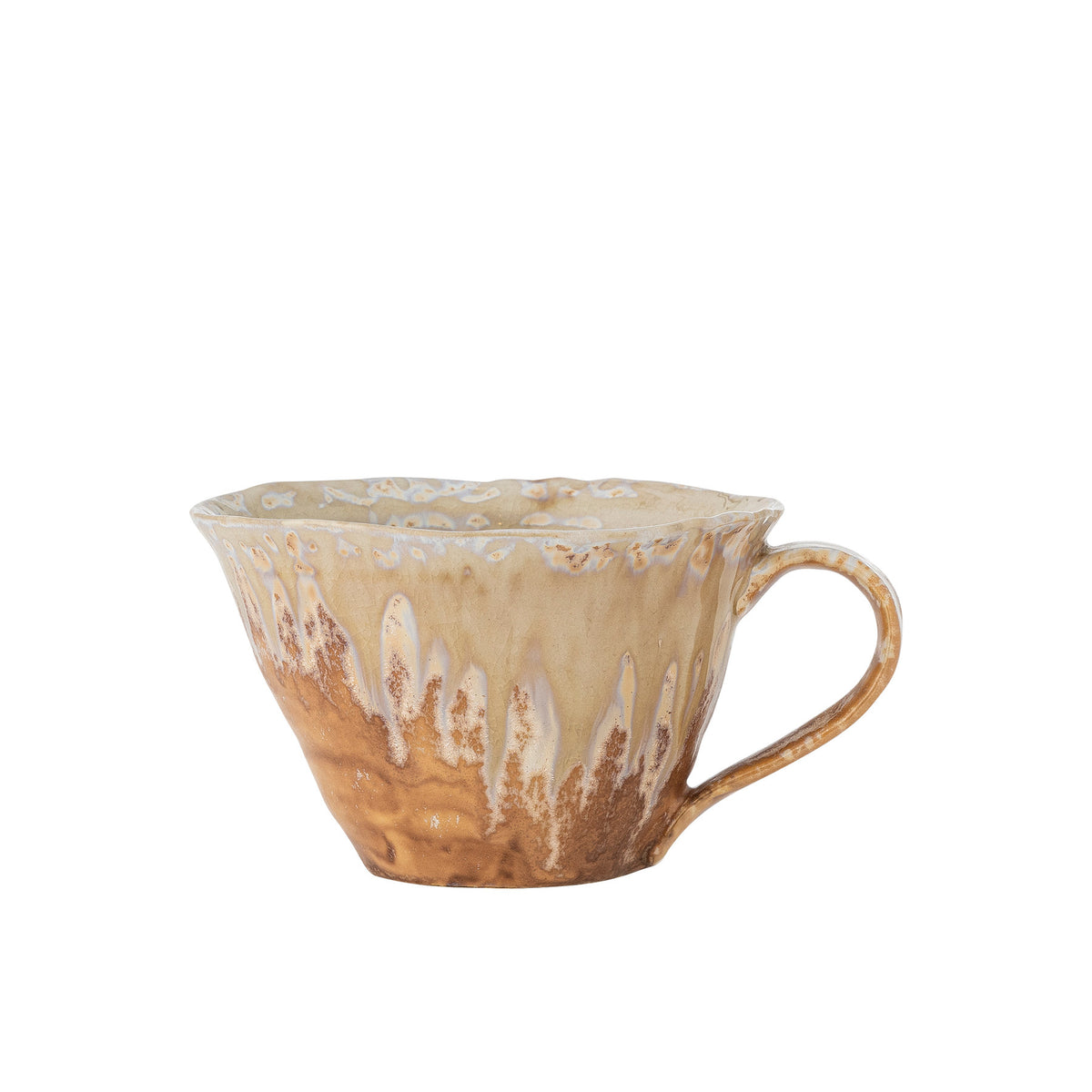 Beige Tasse Milani von Bloomingville aus Steingut mit lebendiger reaktiver Glasur, runder Form und komfortablem Henkel, Durchmesser 11 cm.