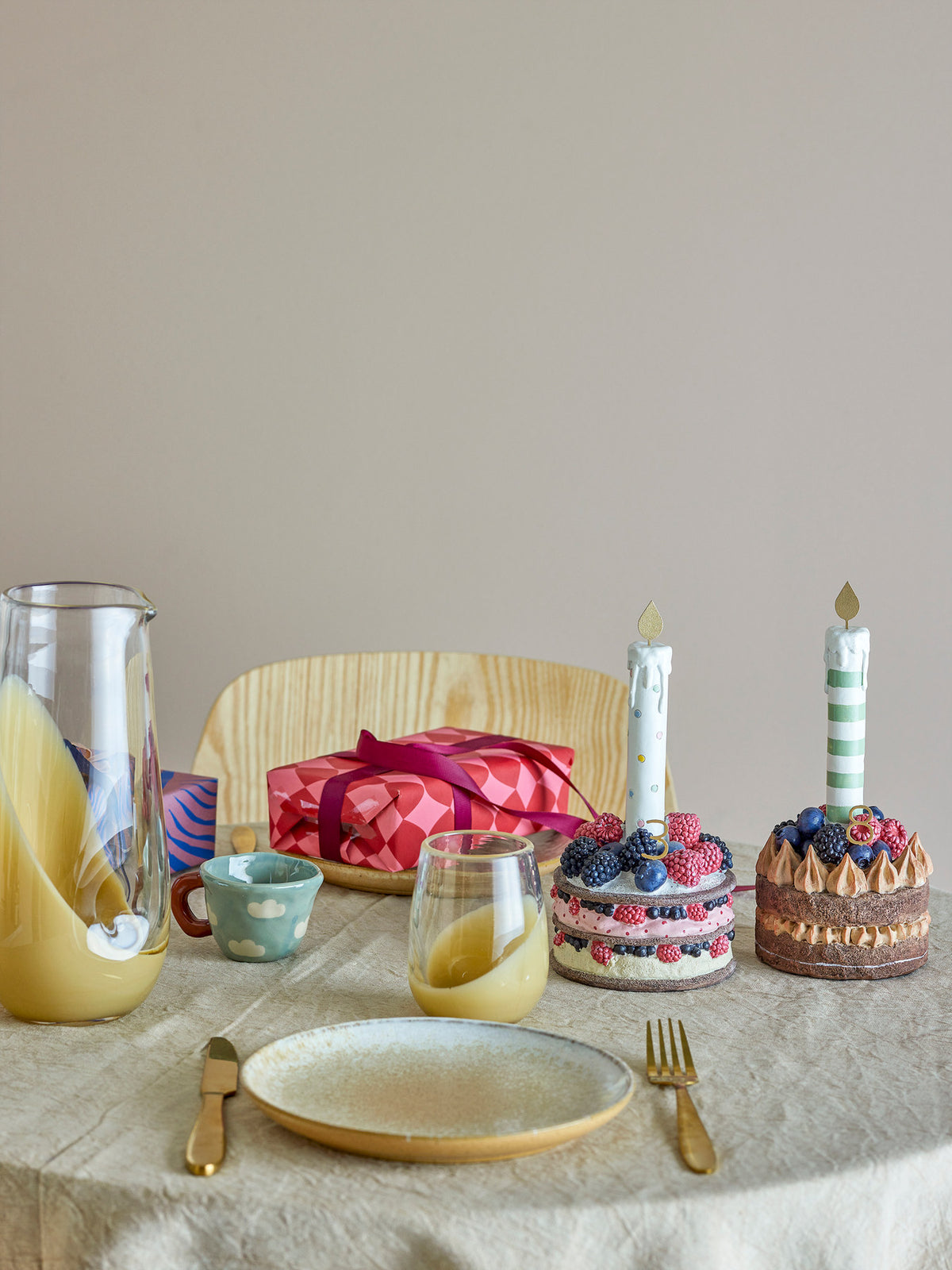 Hooray Geburtstagsdekoration, Rot, Polyresin in Rot präsentiert im Onlineshop von KAQTU Design AG. Kunstgegenstände ist von Bloomingville