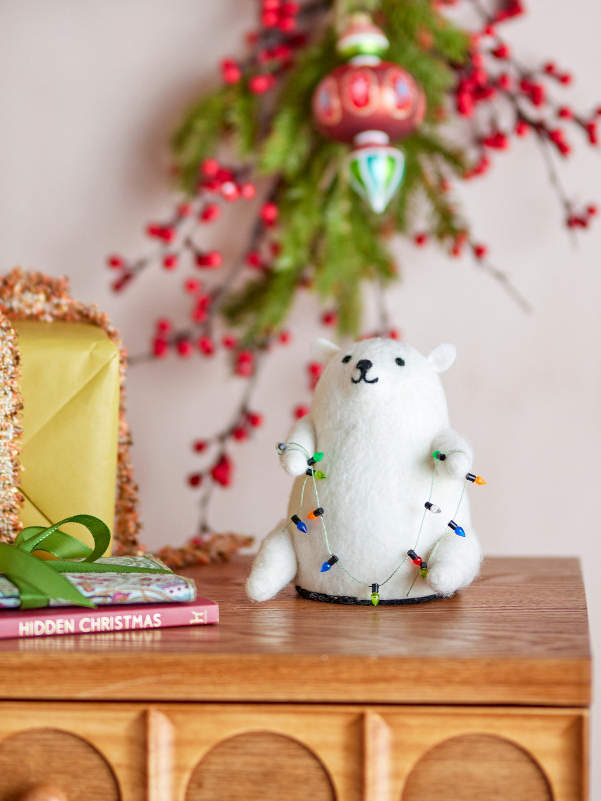 Wally Deko mit Licht, Weiss, Wolle in Weiss präsentiert im Onlineshop von KAQTU Design AG. Kunstgegenstände ist von Bloomingville