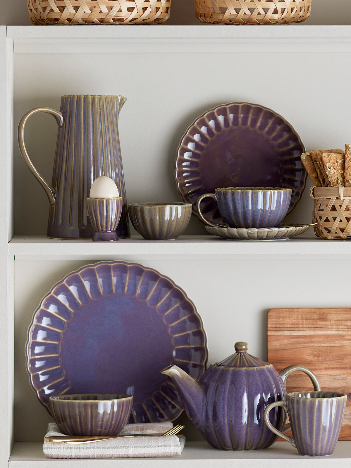 Latina Teekanne, Violett, Steingut in Lila präsentiert im Onlineshop von KAQTU Design AG. Teekrüge ist von Bloomingville