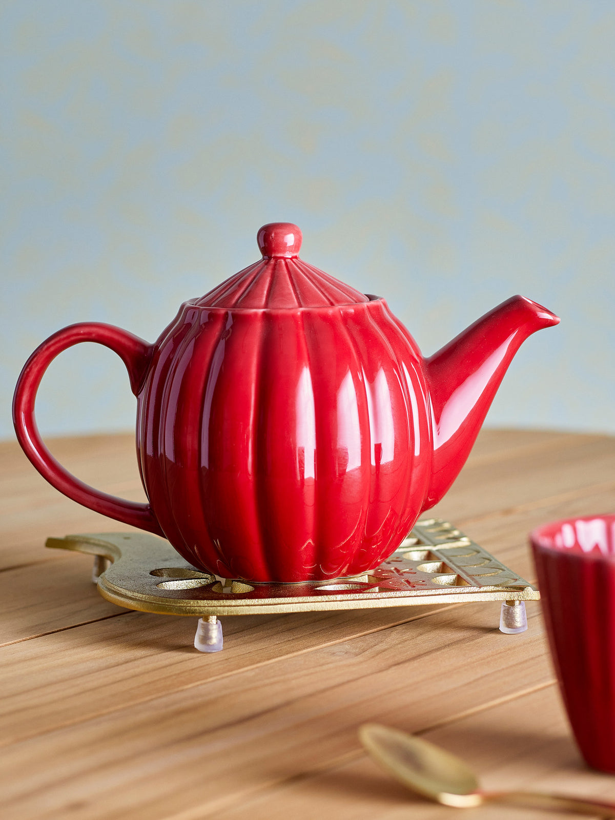 Latina Teekanne, Rot, Steingut in Rot präsentiert im Onlineshop von KAQTU Design AG. Teekrüge ist von Bloomingville