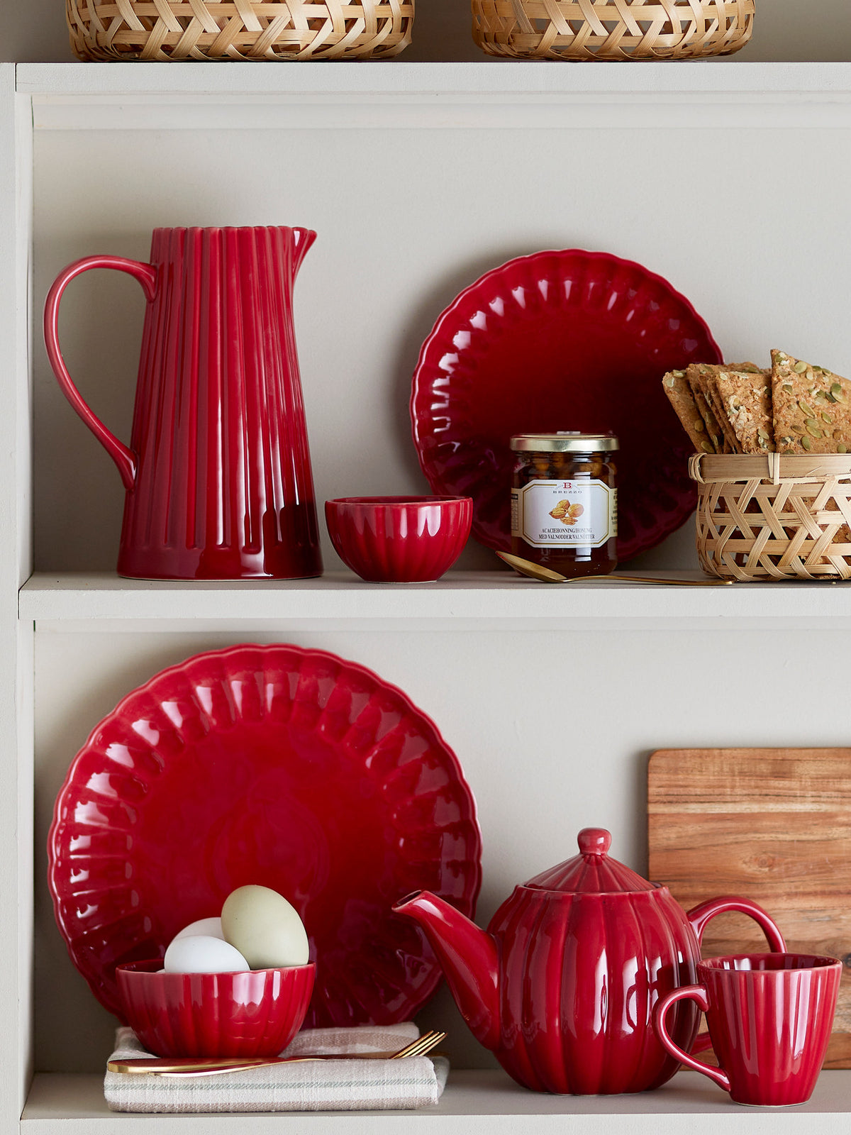 Latina Teekanne, Rot, Steingut in Rot präsentiert im Onlineshop von KAQTU Design AG. Teekrüge ist von Bloomingville