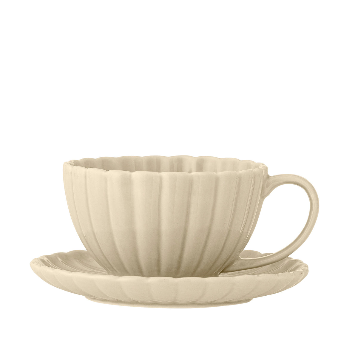 Beige Tasse mit Untertasse aus Steingut, Latina Serie von Bloomingville, gewellte Ränder, glasierte Oberfläche mit leichten Farbnuancen