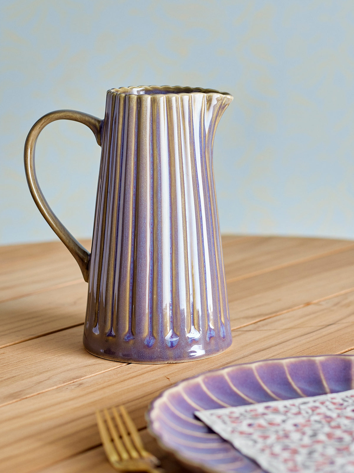 Latina Krug, Violett, Steingut in Lila präsentiert im Onlineshop von KAQTU Design AG. Wasserkrüge ist von Bloomingville