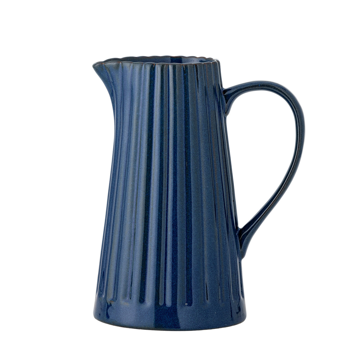 Latina Krug, Blau, Steingut in Blau präsentiert im Onlineshop von KAQTU Design AG. Wasserkrüge ist von Bloomingville