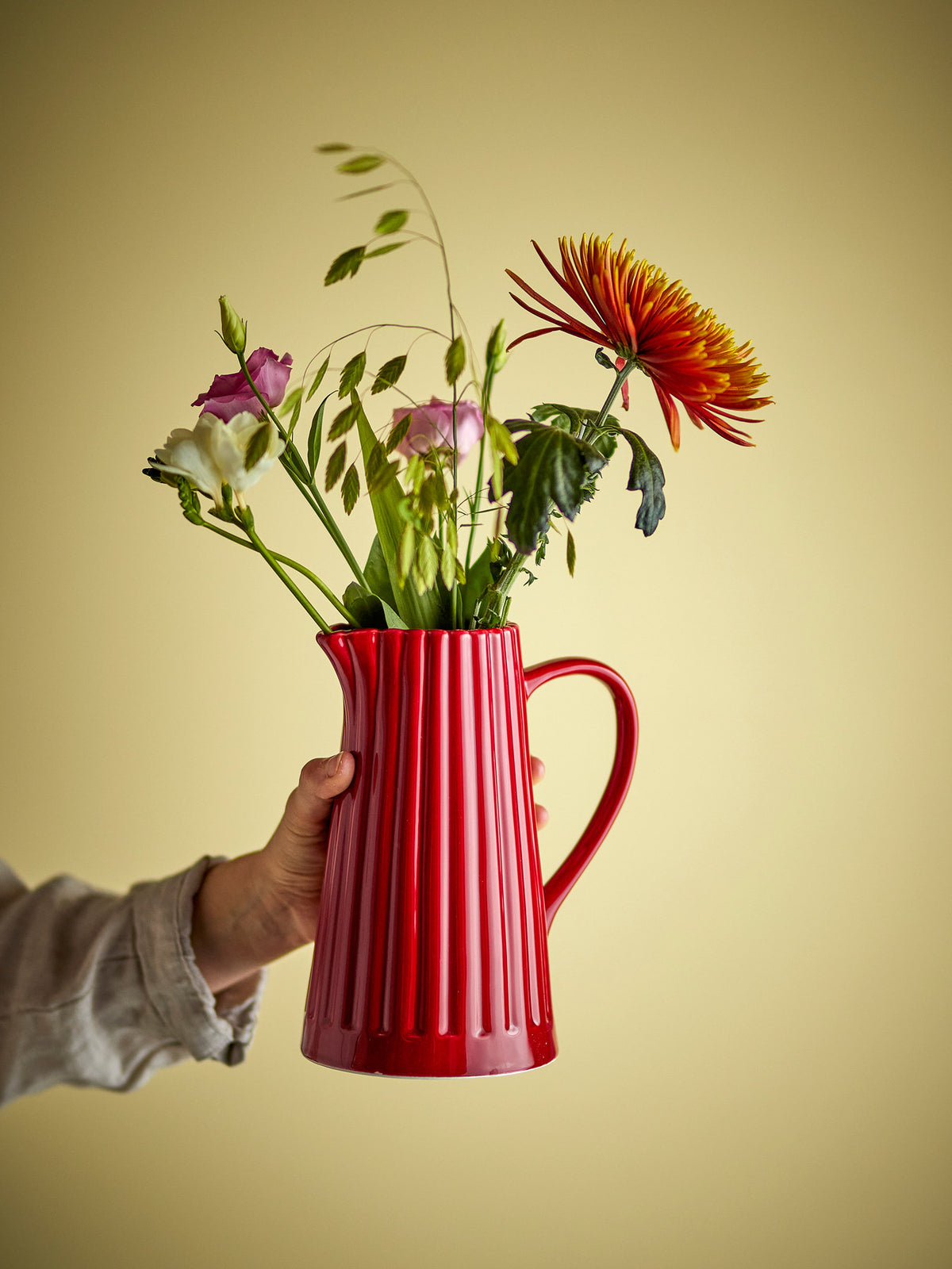 Latina Krug, Rot, Steingut in Rot präsentiert im Onlineshop von KAQTU Design AG. Wasserkrüge ist von Bloomingville