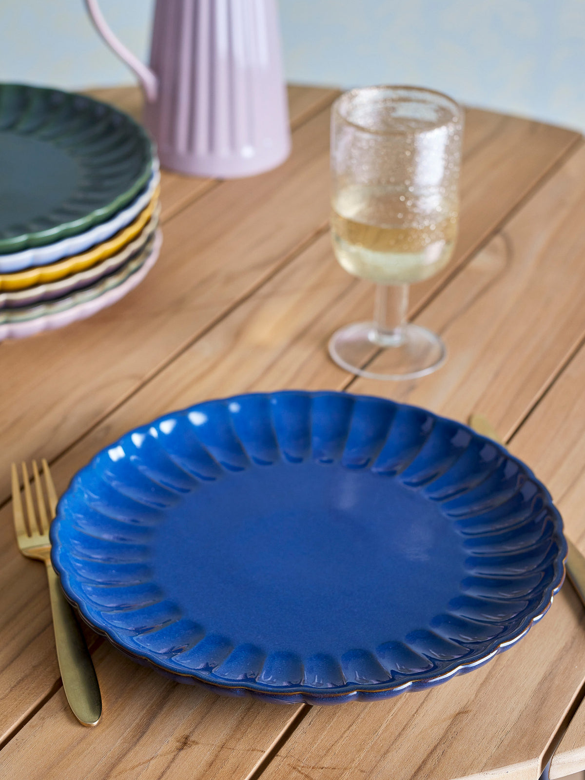 Latina Teller, Blau, Steingut in Blau präsentiert im Onlineshop von KAQTU Design AG. Teller ist von Bloomingville