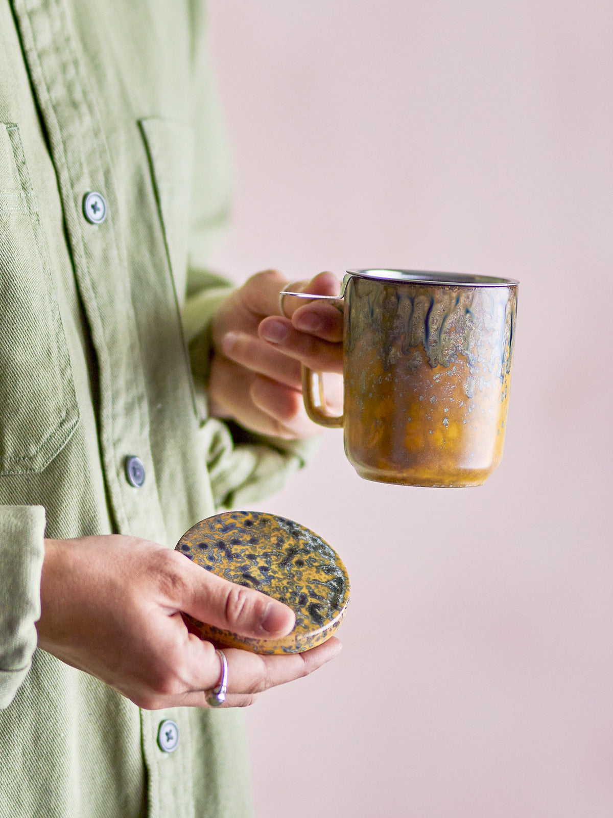 Yuma Becher m/Deckel und Teesieb, Gelb, Steingut in Gelb präsentiert im Onlineshop von KAQTU Design AG. Tasse ist von Creative Collection