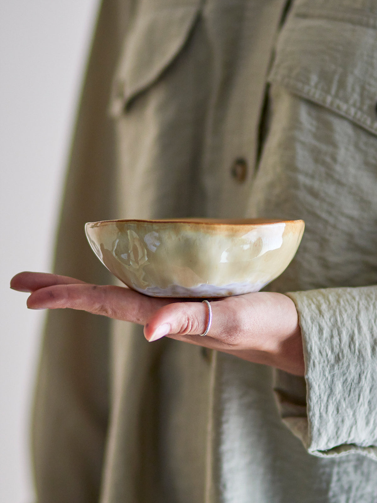 Runde beige Schale aus Steingut mit reaktiver Glasur, erdigen Farbtönen, Durchmesser 13 cm, Höhe 4.5 cm, Serie Nara von Creative Collection