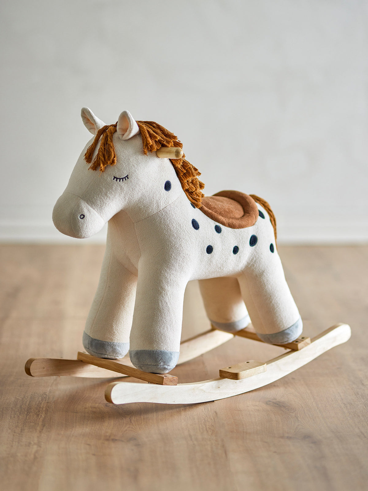 Merlen Rocking Toy, Horse, Weiá, Polyester in White präsentiert im Onlineshop von KAQTU Design AG. Objekte Kids ist von Bloomingville Mini