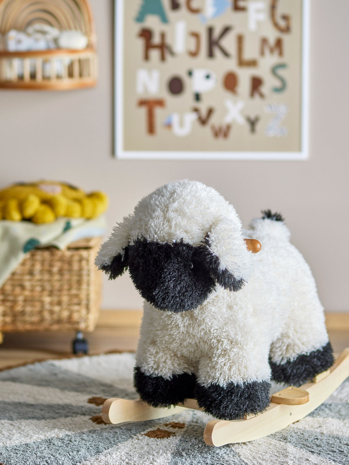 Dolly Schaukelspielzeug, Schaf, Weiss, Polyester in Weiss präsentiert im Onlineshop von KAQTU Design AG. Spielzeug ist von Bloomingville Mini