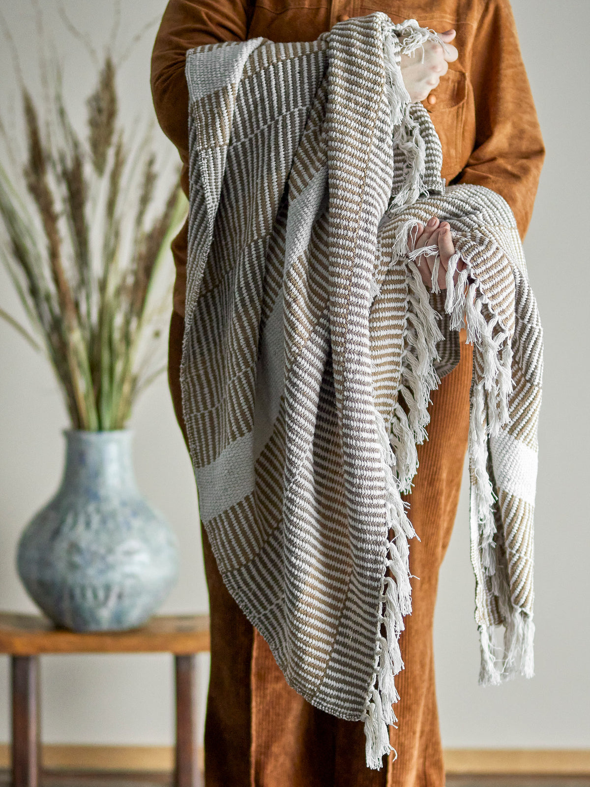 Bunte Wolldecke Isnel von Creative Collection aus Mischfasern, geflochtene Oberfläche, garngefärbtes Muster im Boho Chic Stil, 160x130 cm.