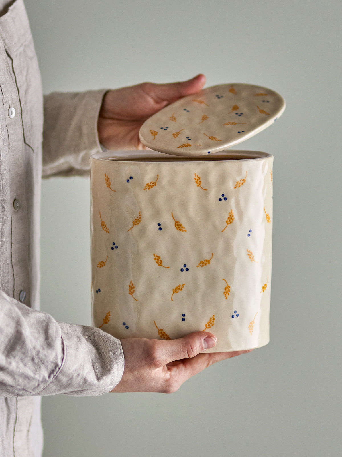 Pippine Gefäss mit Deckel, Weiss, Steingut in Weiss präsentiert im Onlineshop von KAQTU Design AG. Wasserkrüge ist von Bloomingville