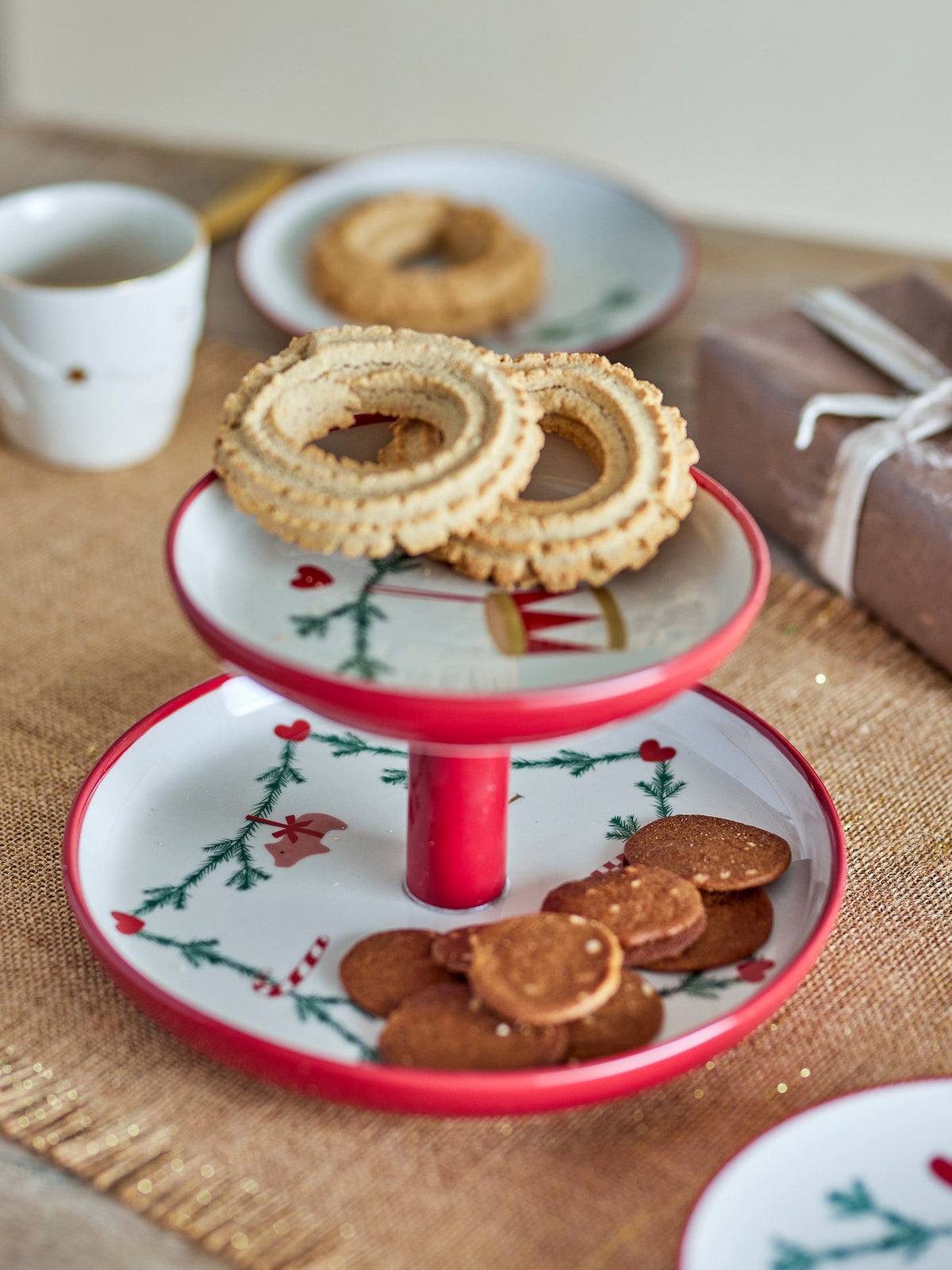 Weisse Etagere aus Steingut der Serie Yule von Bloomingville mit handgemalter Abziehbild-Dekoration, rund, zweistufig, Grösse D22xH13cm