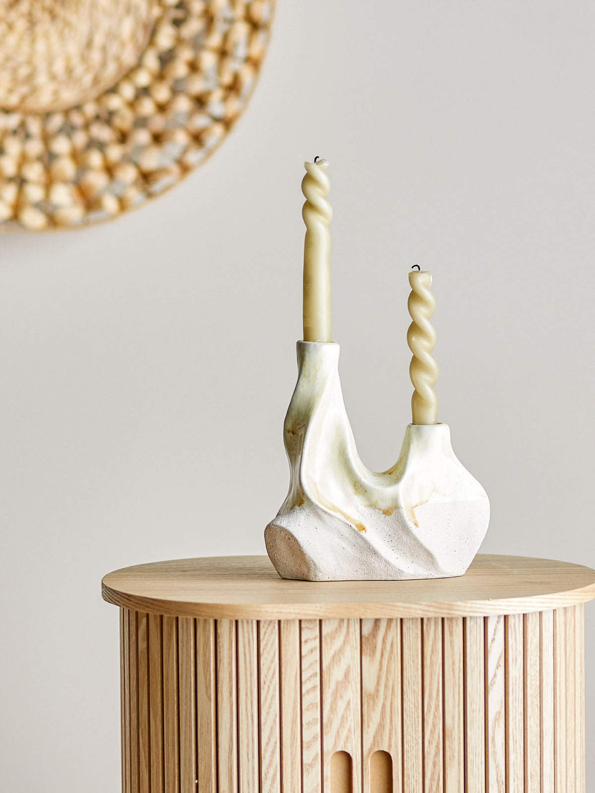 Wavy Kerzenhalter, Weiss, Steingut in Weiss präsentiert im Onlineshop von KAQTU Design AG. Kerzenständer ist von Bloomingville