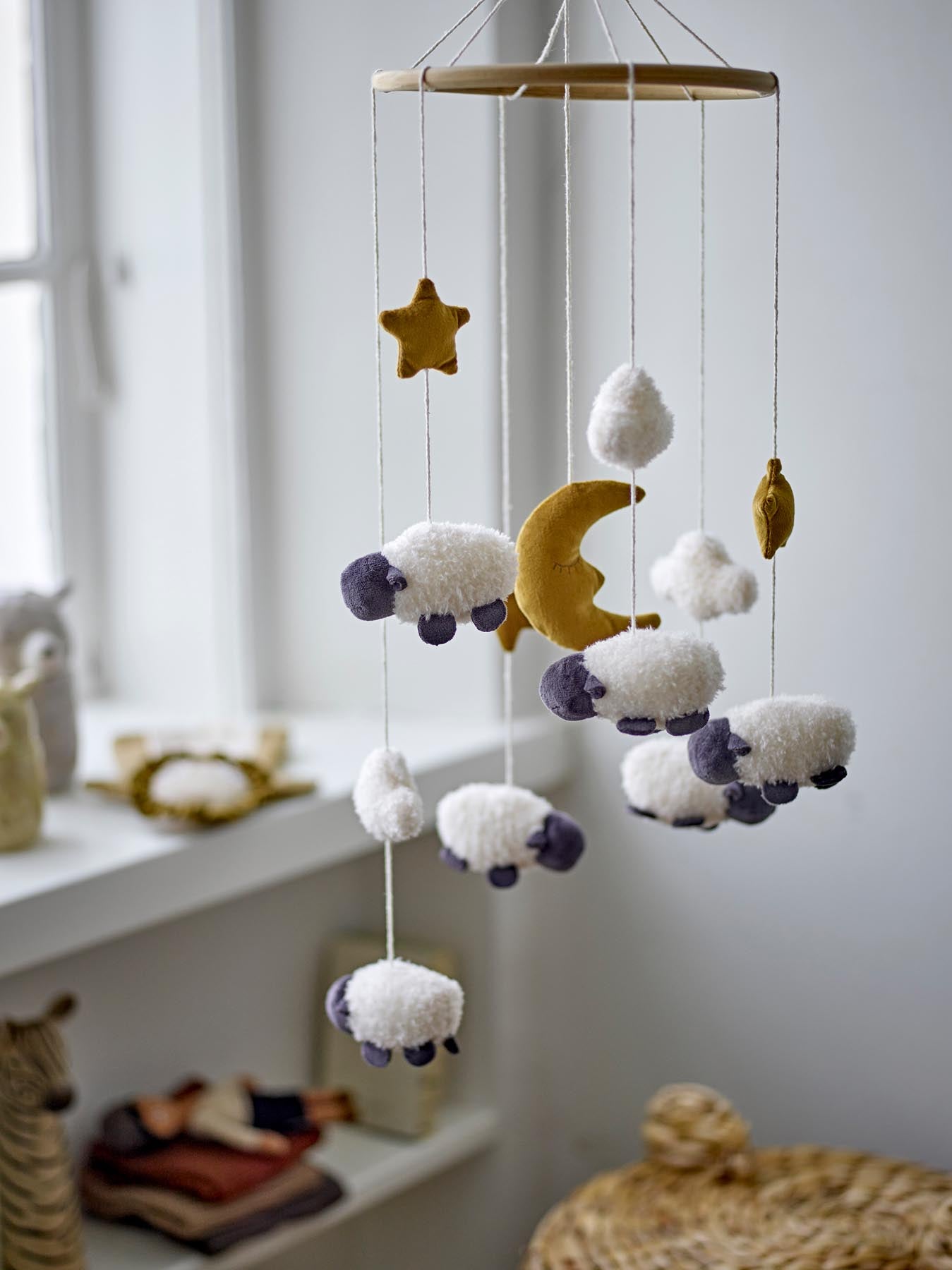 Dolly Mobile, Weiß, Polyester in Weiß präsentiert im Onlineshop von KAQTU Design AG. Kunstgegenstände ist von Bloomingville Mini