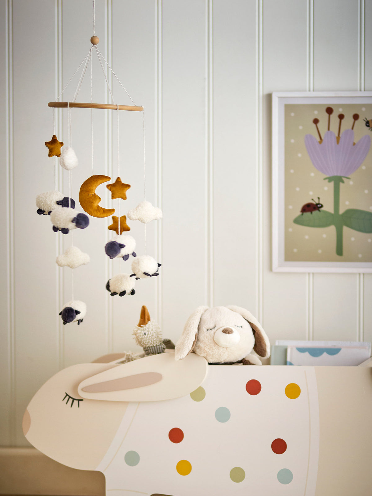 Dolly Mobile, Weiss, Polyester in Weiss präsentiert im Onlineshop von KAQTU Design AG. Kunstgegenstände ist von Bloomingville Mini