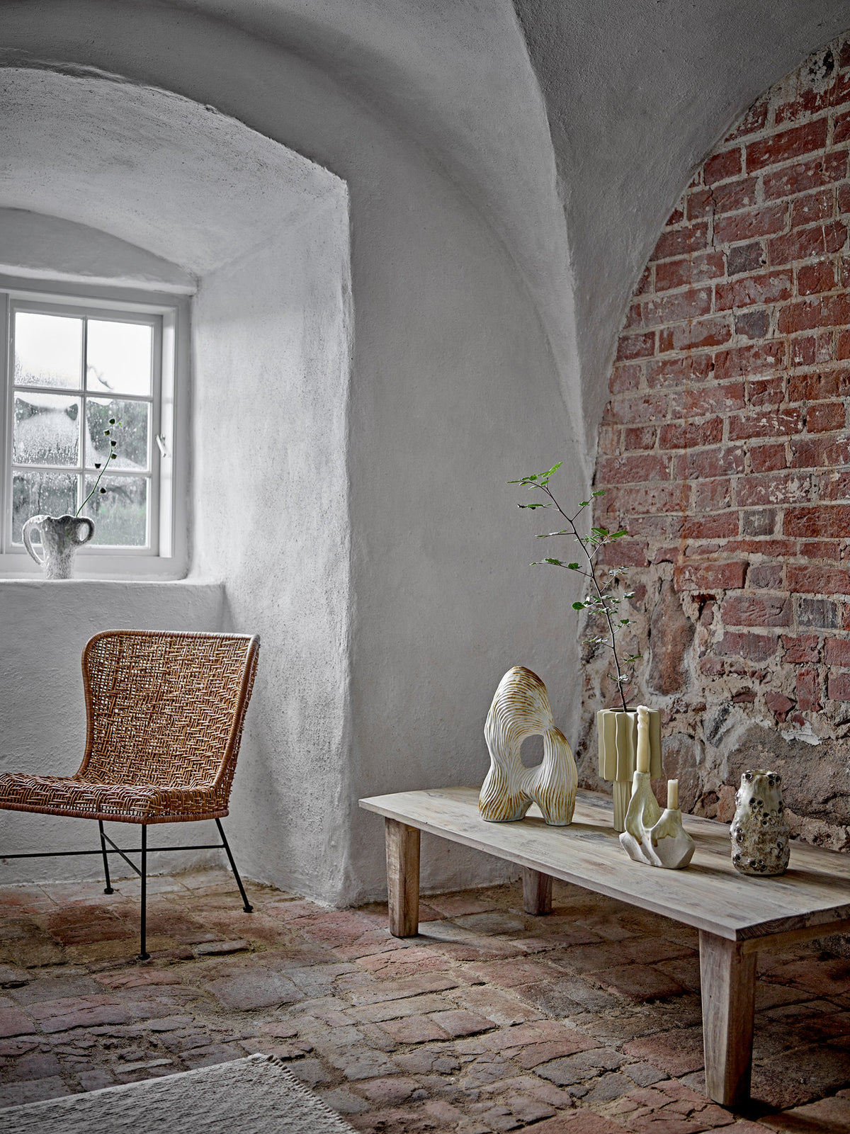 Skulpturales Dekoobjekt Eviella aus Steingut in Beige mit vertikalen Linien und warmer gelber Glasur, Hersteller Bloomingville, Format L25xB14xH38 cm.