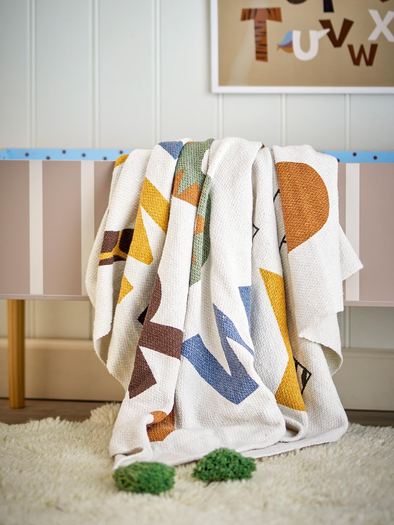 Erleben Sie die charmante Memmo Decke von Bloomingville Mini. Aus recycelter Baumwolle gefertigt, vereint sie Nachhaltigkeit und elegantes Design für Ihr Zuhause.