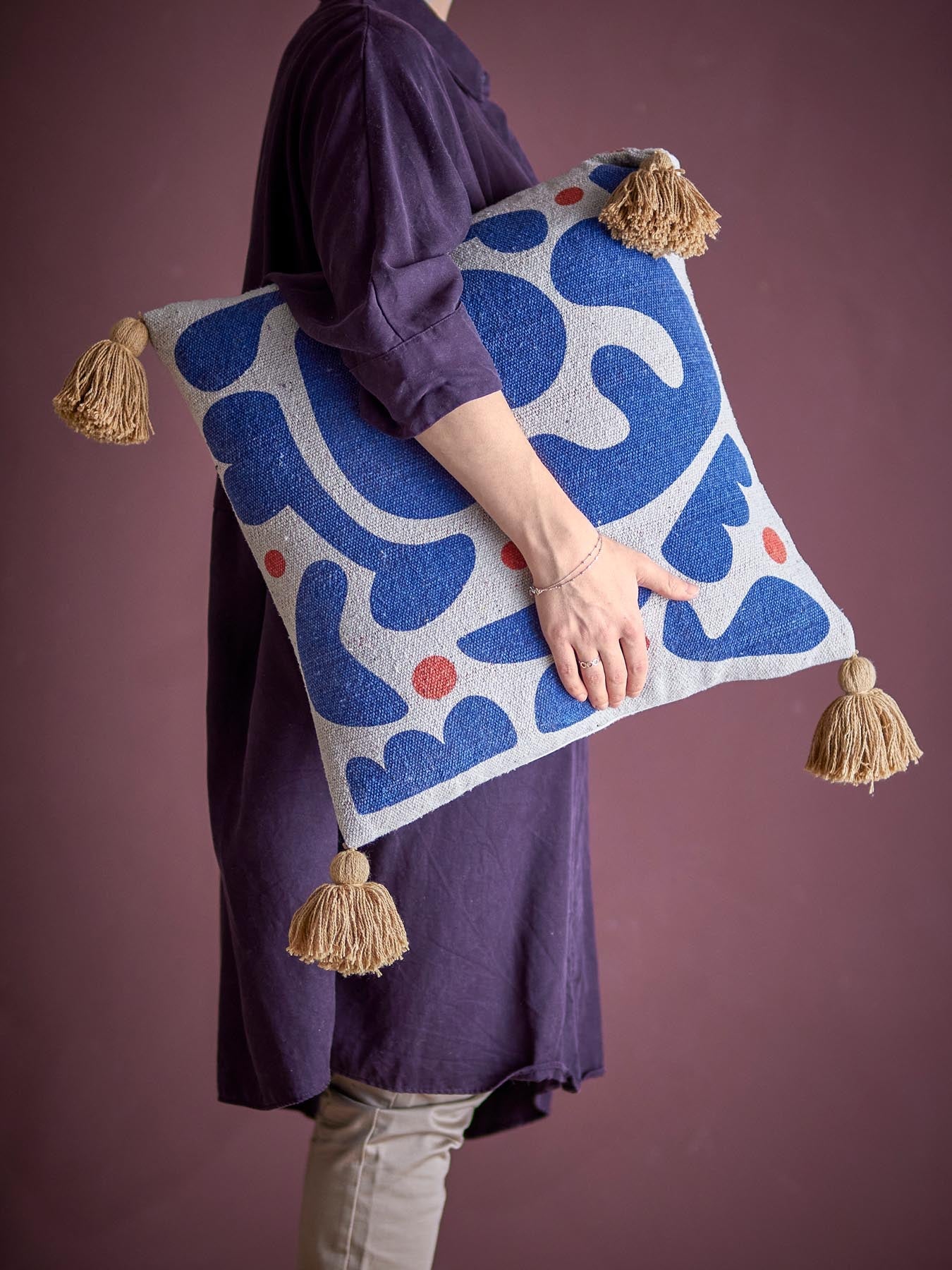Eviaya Kissen, Blau, Recycelte Baumwolle in Blau präsentiert im Onlineshop von KAQTU Design AG. Deko Kissen ist von Bloomingville