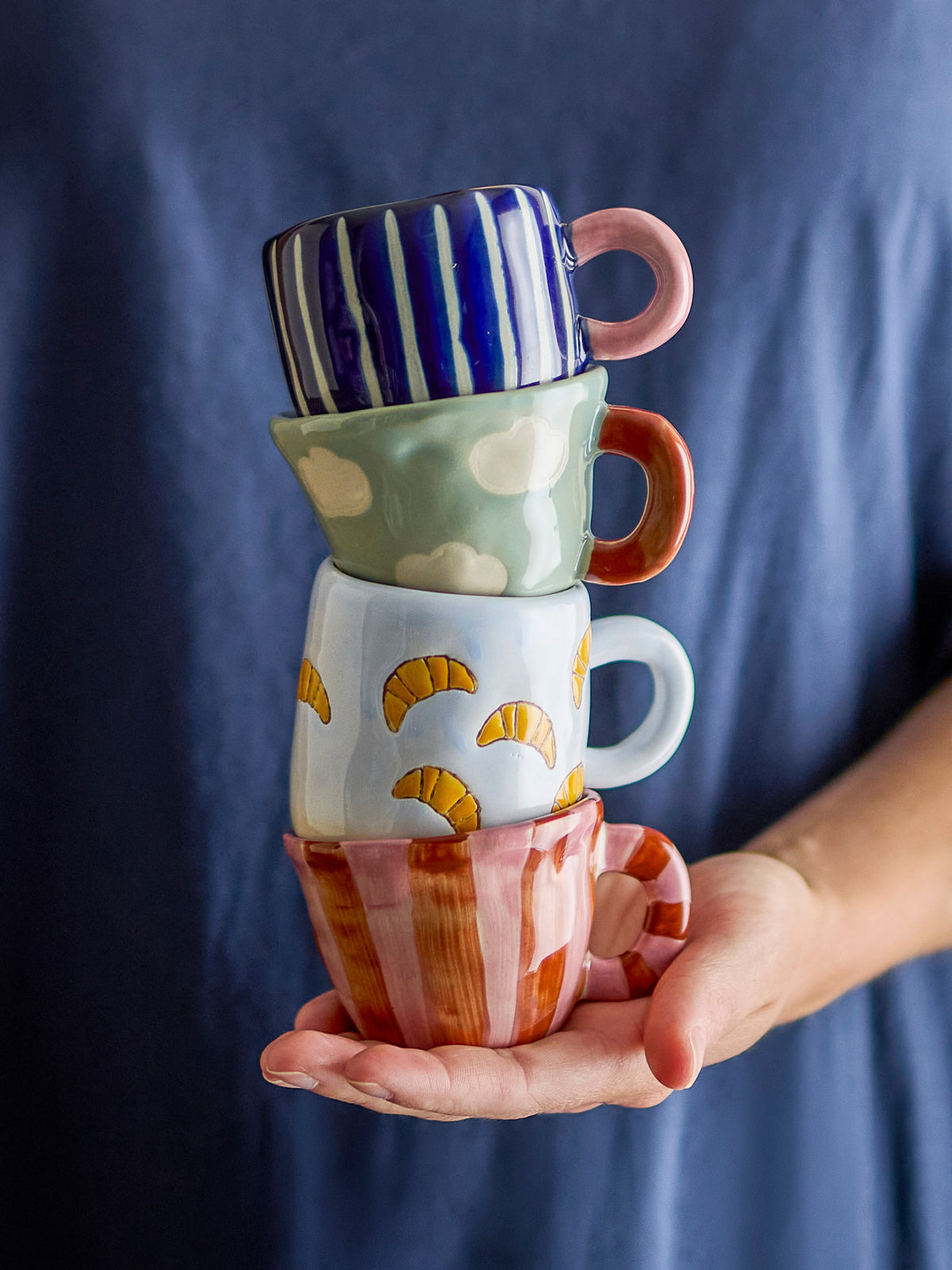 Nini Tasse, Blue, Steingut in Blau präsentiert im Onlineshop von KAQTU Design AG. Tasse ist von Bloomingville
