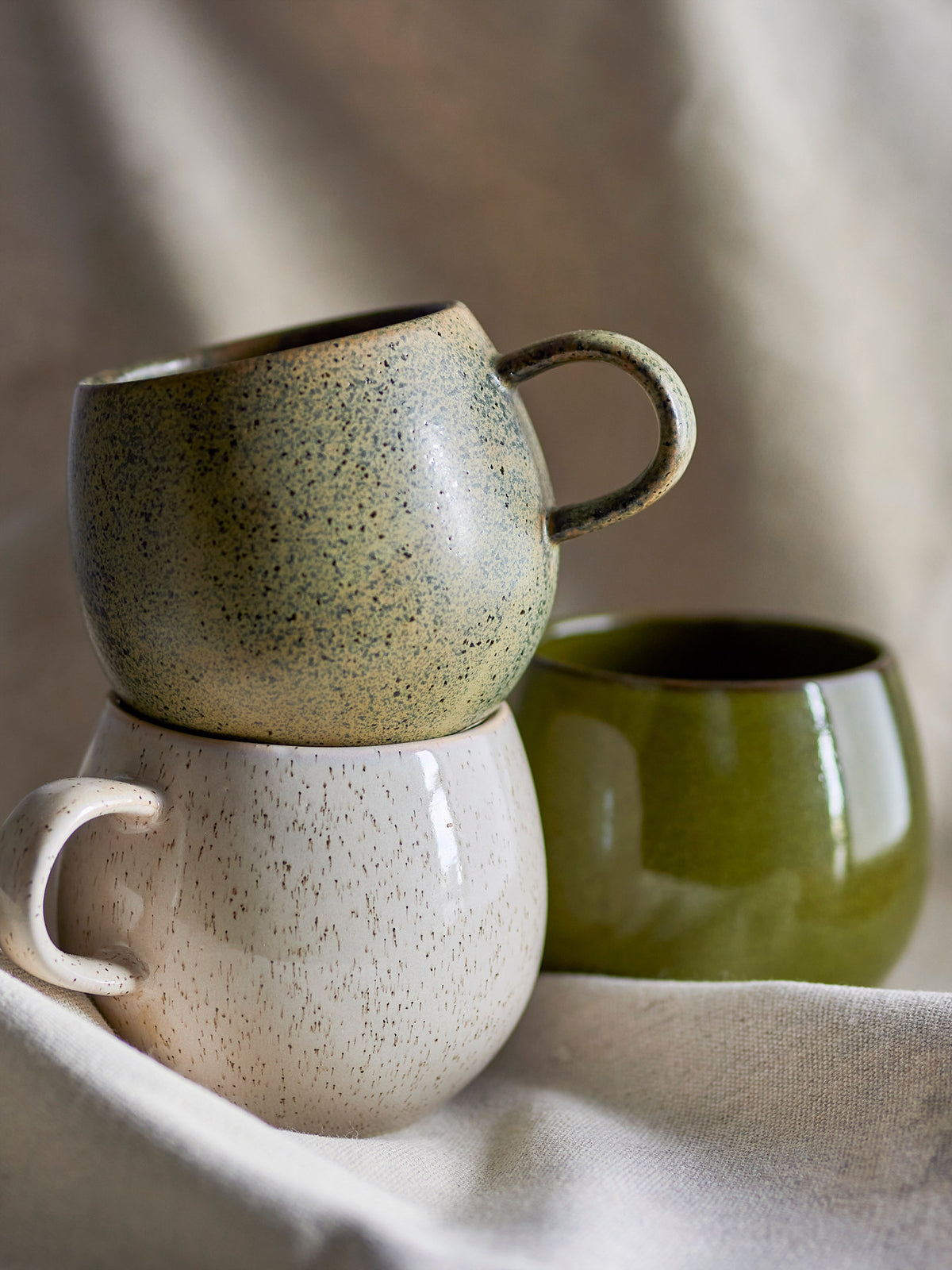 Addison Becher, Grün, Steingut in Grün präsentiert im Onlineshop von KAQTU Design AG. Tasse ist von Bloomingville