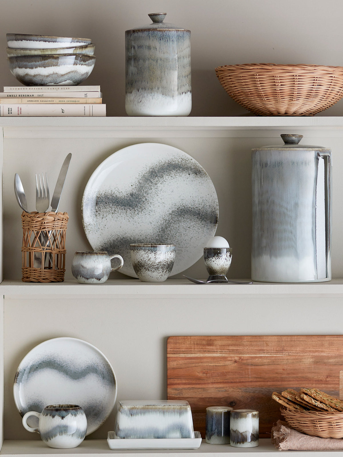 Paula Salz- und Pfefferset, Grau, Steingut in Grau präsentiert im Onlineshop von KAQTU Design AG. Salz & Pfeffer ist von Bloomingville