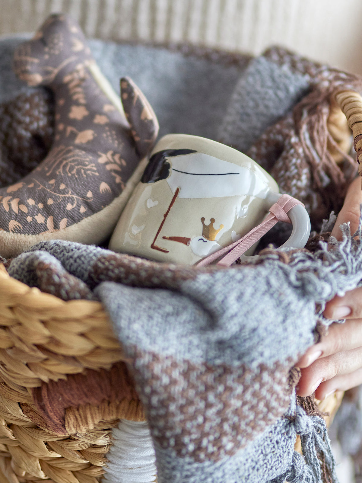 Beige Tasse aus Steingut von Bloomingville Mini, handdekoriert, mit Rose und hellblauem Seidenband um den Henkel gebunden