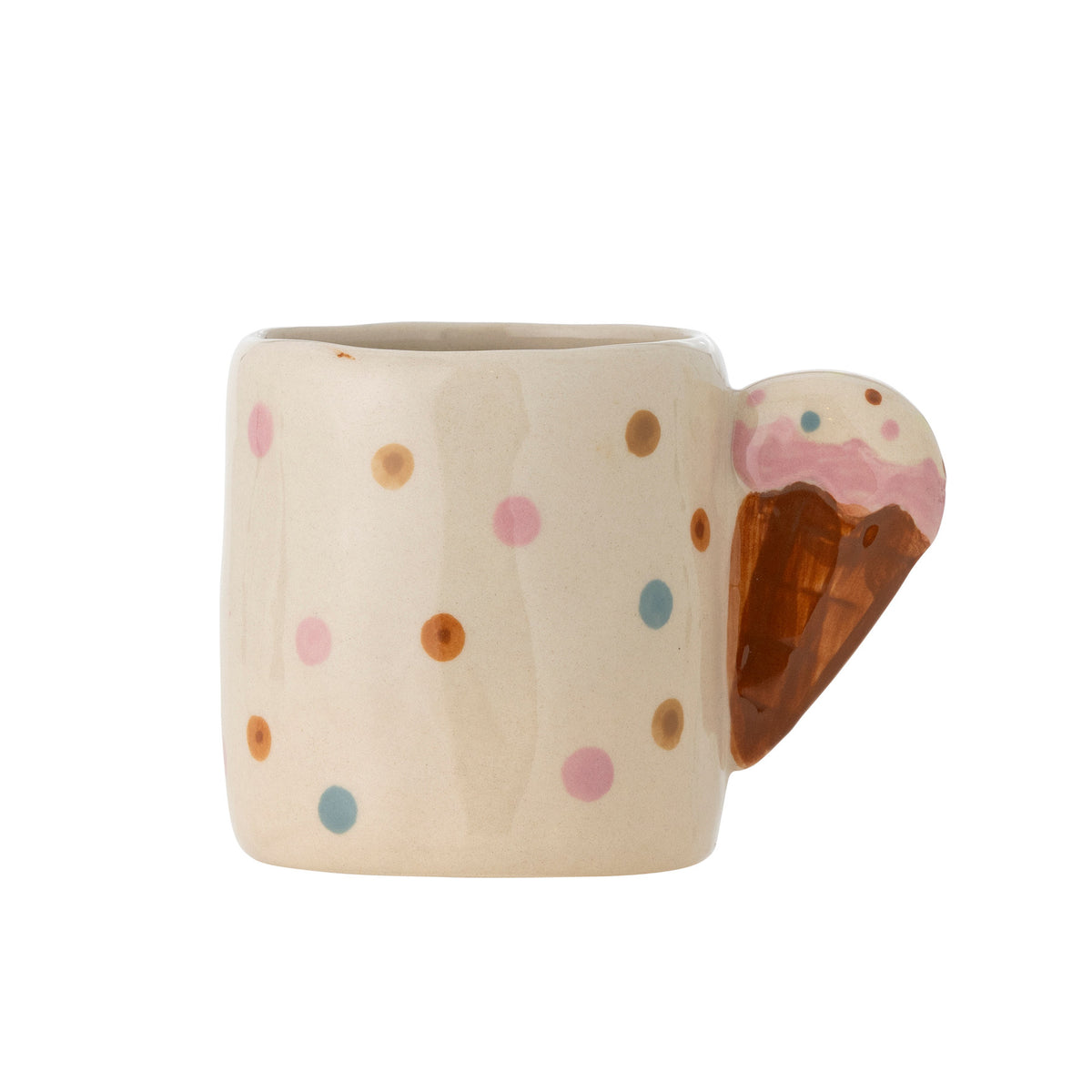 Weisse Creamy Tasse aus Steingut von Bloomingville Mini mit handdekorierter Oberfläche und Henkel in Eiswaffelform, Grösse 7.5 x 7.5 cm.
