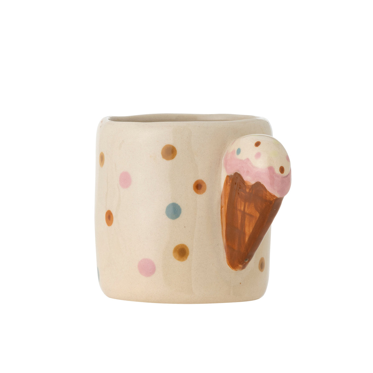 Weisse Creamy Tasse aus Steingut von Bloomingville Mini mit handdekorierter Oberfläche und Henkel in Eiswaffelform, Grösse 7.5 x 7.5 cm.
