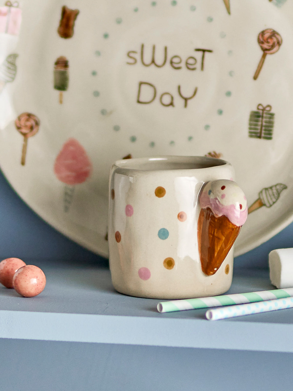 Weisse Creamy Tasse aus Steingut von Bloomingville Mini mit handdekorierter Oberfläche und Henkel in Eiswaffelform, Grösse 7.5 x 7.5 cm.