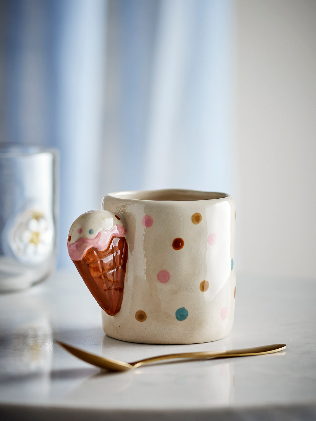 Weisse Creamy Tasse aus Steingut von Bloomingville Mini mit handdekorierter Oberfläche und Henkel in Eiswaffelform, Grösse 7.5 x 7.5 cm.