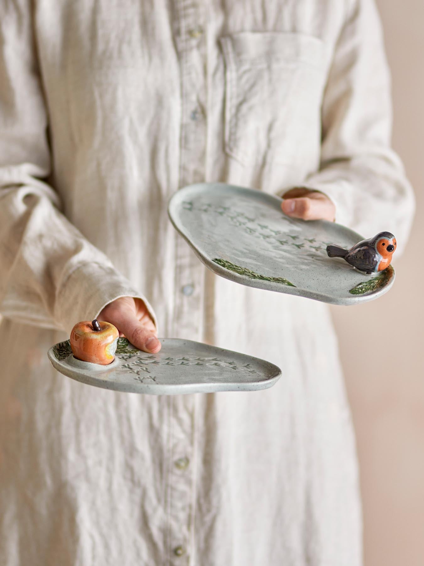 Bleak Serviertablett, Grau, Steingut in Grau präsentiert im Onlineshop von KAQTU Design AG. Kanne ist von Creative Collection