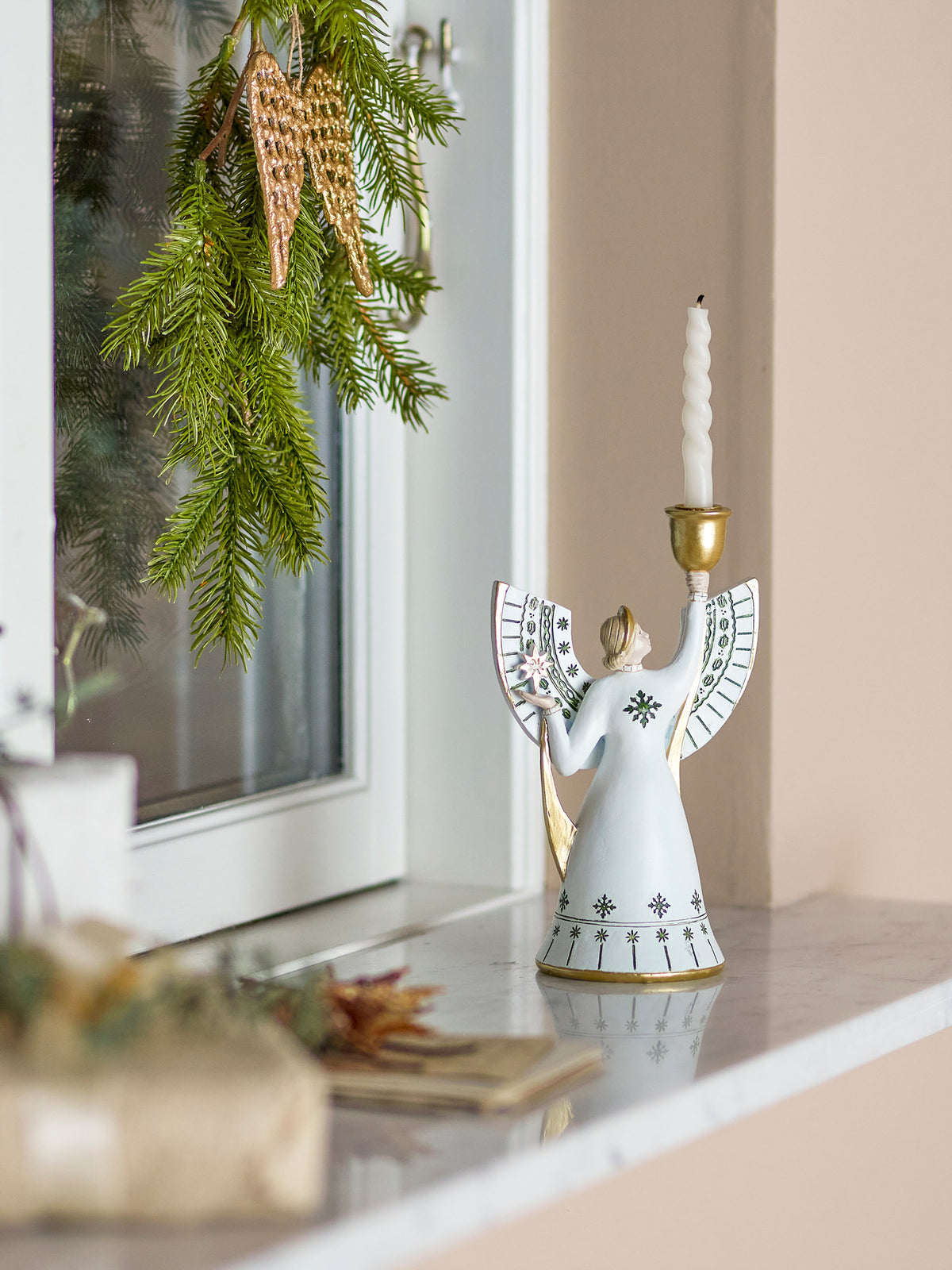 Evangeline Kerzenhalter, Weiss, Polyresin in Weiss präsentiert im Onlineshop von KAQTU Design AG. Kerzenständer ist von Bloomingville