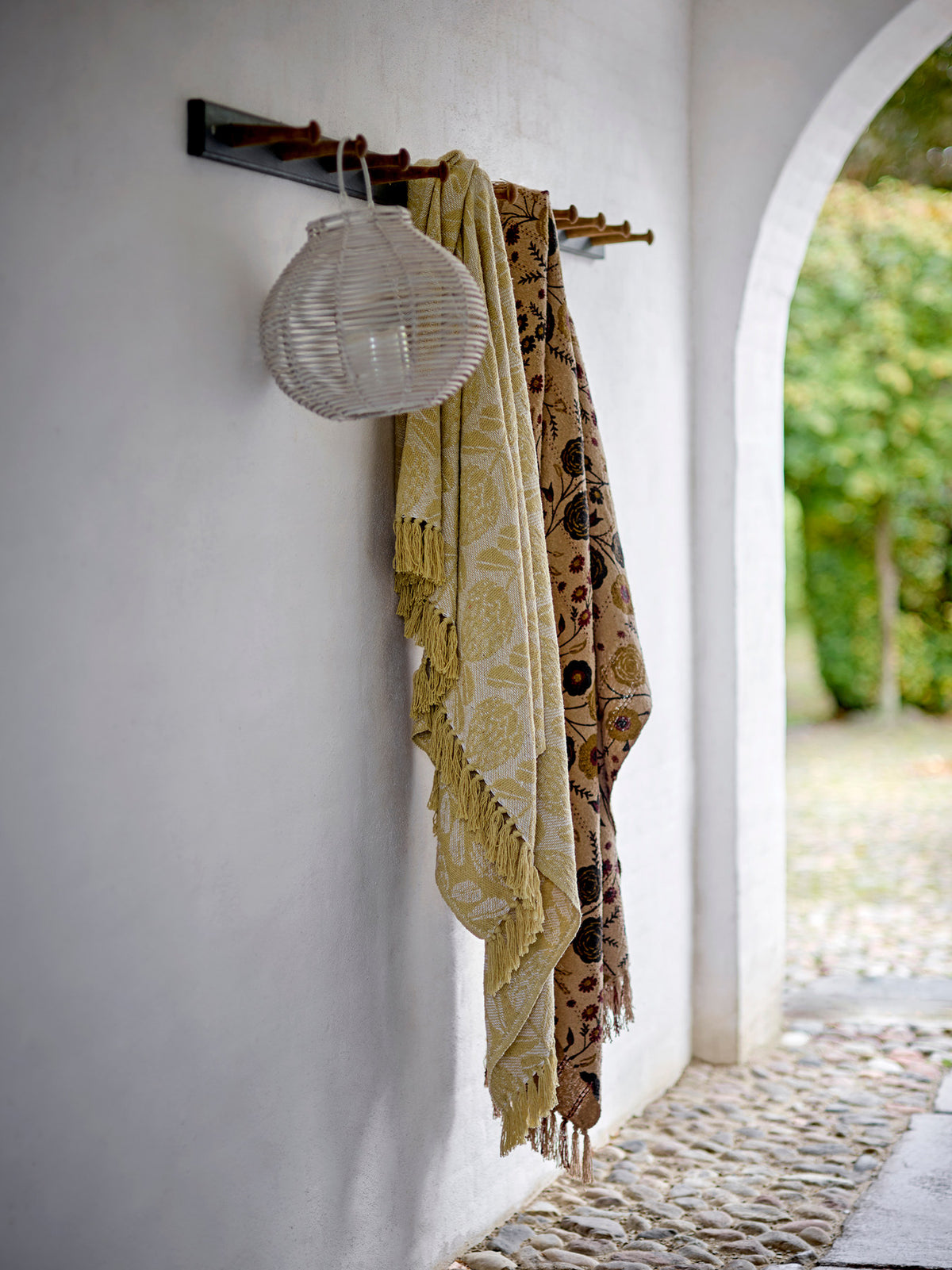 Wolldecke Eydis von Bloomingville in Natur mit floralem Blumendruck in Dunkelgrau und Gelb, Fransen an einer Seite, aus Mischfasern gefertigt.