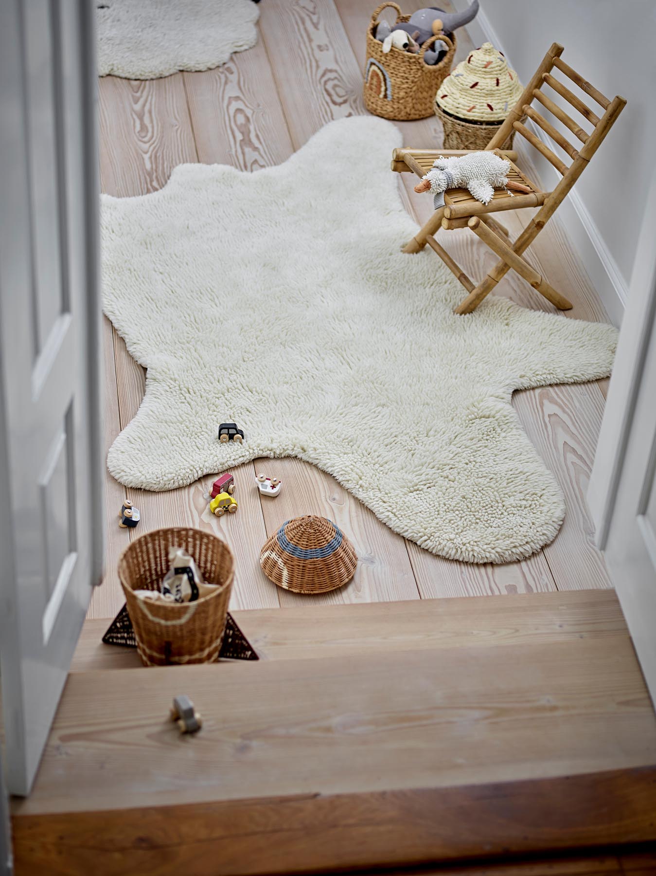 Der Space Korb mit Deckel von Bloomingville Mini vereint praktischen Stauraum mit einem verspielten Raketen-Design aus Rattan, ideal für jedes Kinderzimmer.