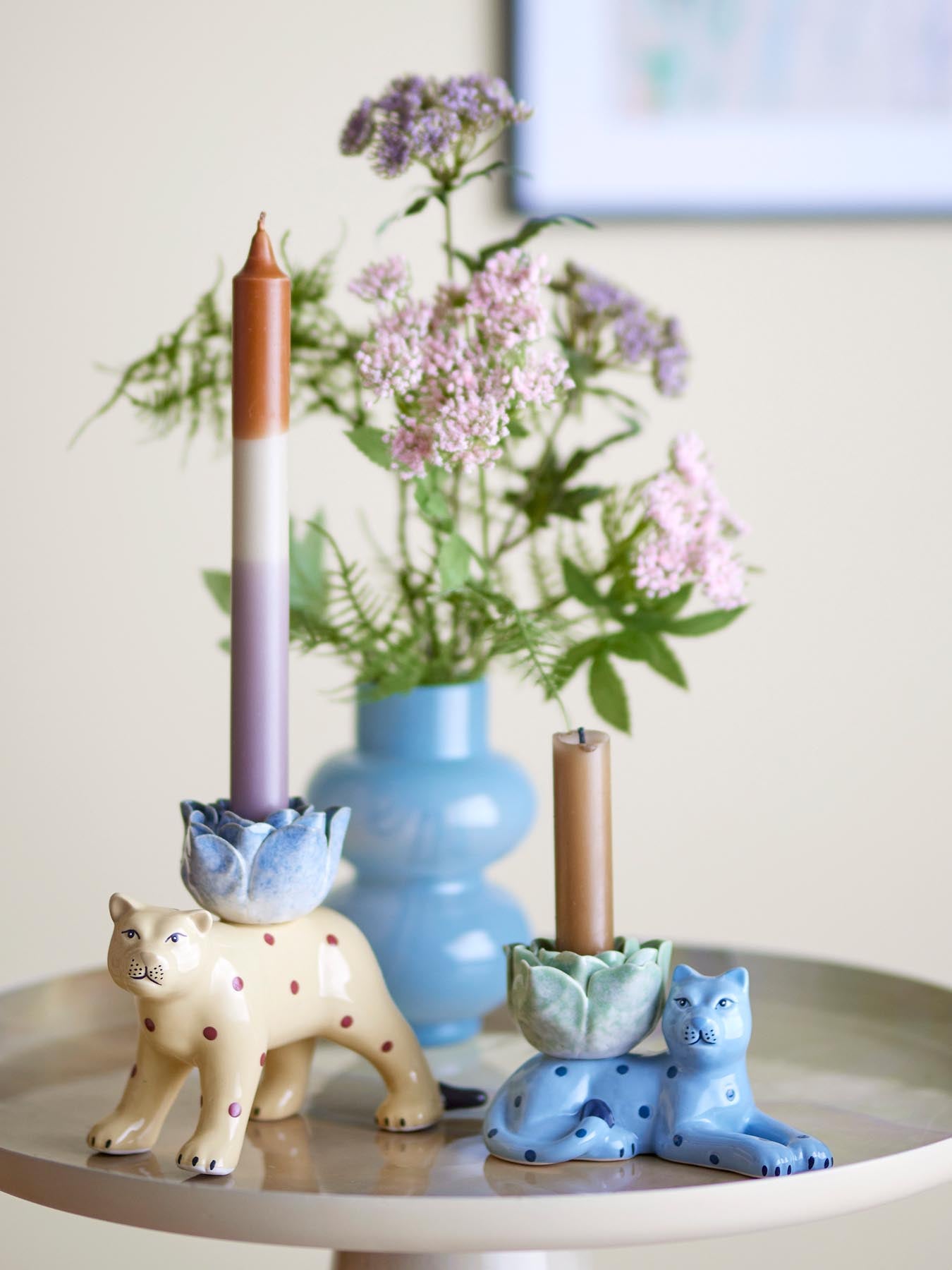 Entdecken Sie den einzigartigen Rory Kerzenhalter in Blau von Bloomingville. Handgefertigt aus Steingut, bringt er Eleganz und Verspieltheit in Ihr Zuhause.