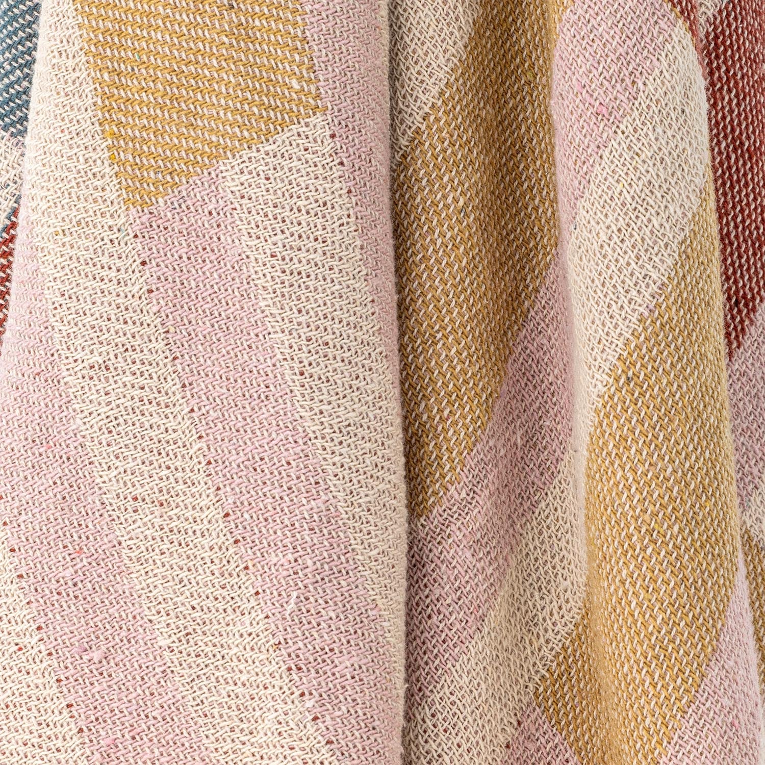 Die Lane Decke von Bloomingville vereint elegantes Design und Nachhaltigkeit. Aus recycelter Baumwolle gefertigt, ist sie ideal für entspannte Stunden.