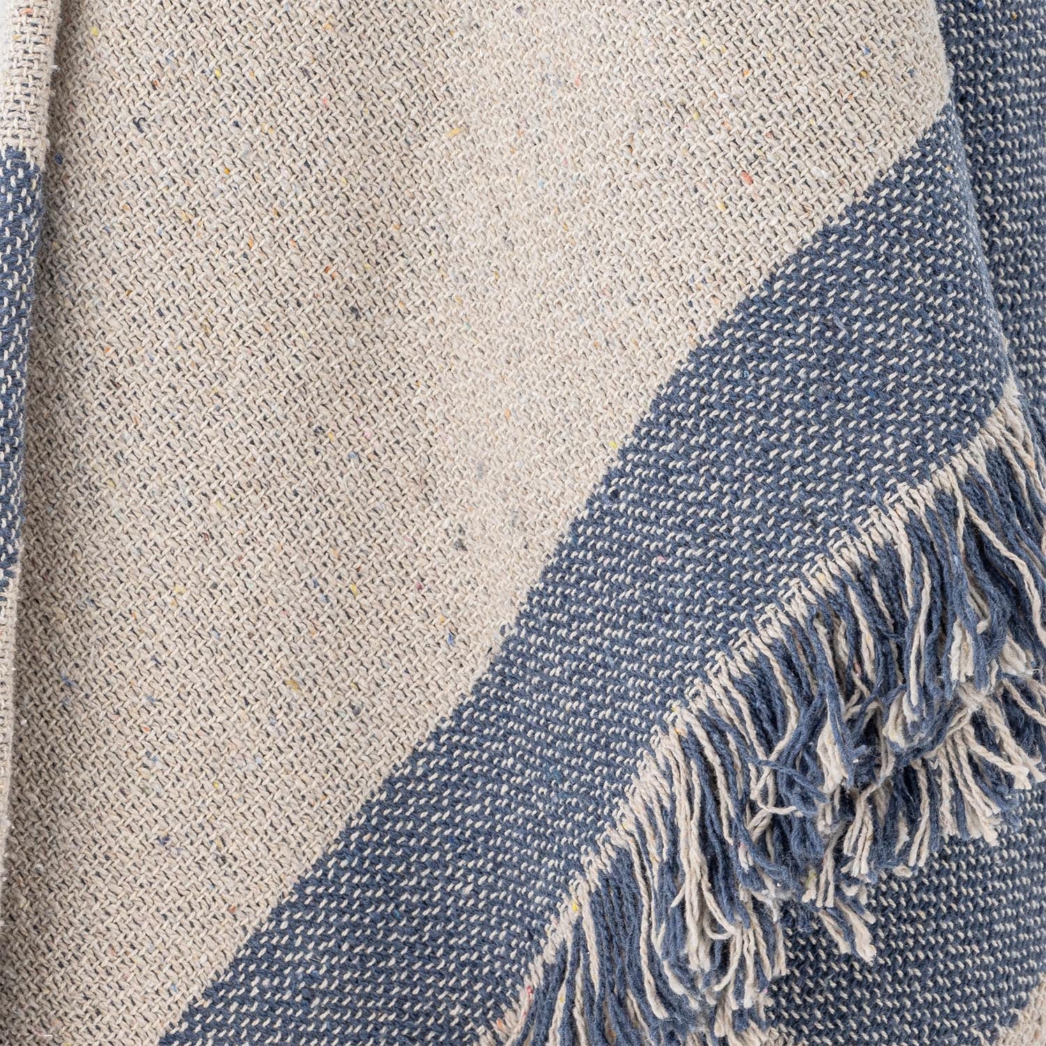 Verleihen Sie Ihrem Zuhause mit der Ethan Decke von Bloomingville in Blau aus recycelter Baumwolle einen modernen Akzent. Nachhaltig und vielseitig!