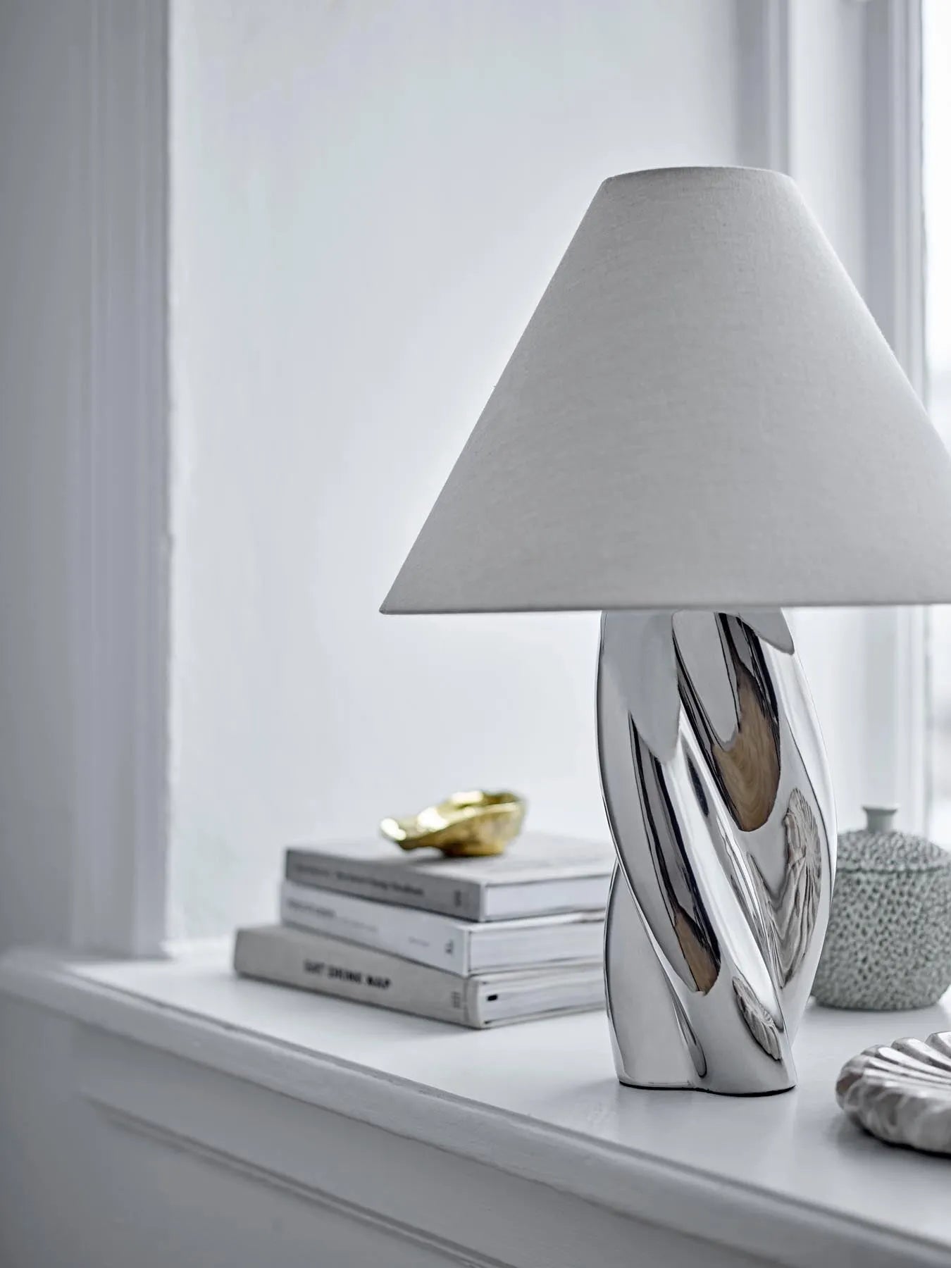 Silva Tischlampe, Silber, Steingut in Silber präsentiert im Onlineshop von KAQTU Design AG. Tischleuchte ist von Bloomingville