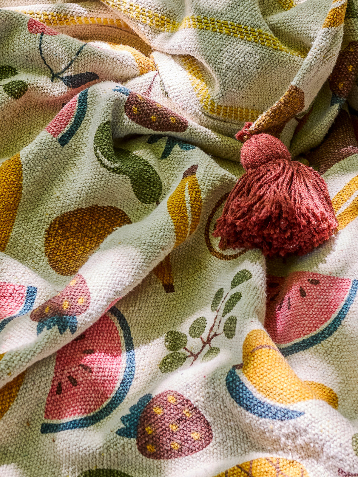 Fruitta Decke von Bloomingville Mini in Gelb mit buntem Fruchtmotiv (Ananas, Zitrone, Wassermelone) und Quasten an den Ecken, Mischfasern, 160x130cm